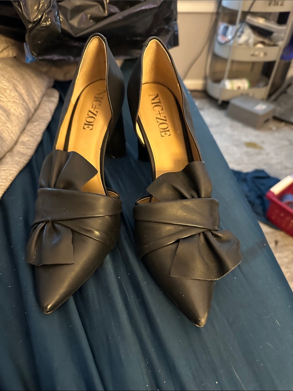 NIC+ZOE Black Pointed Knot-Front Pumps